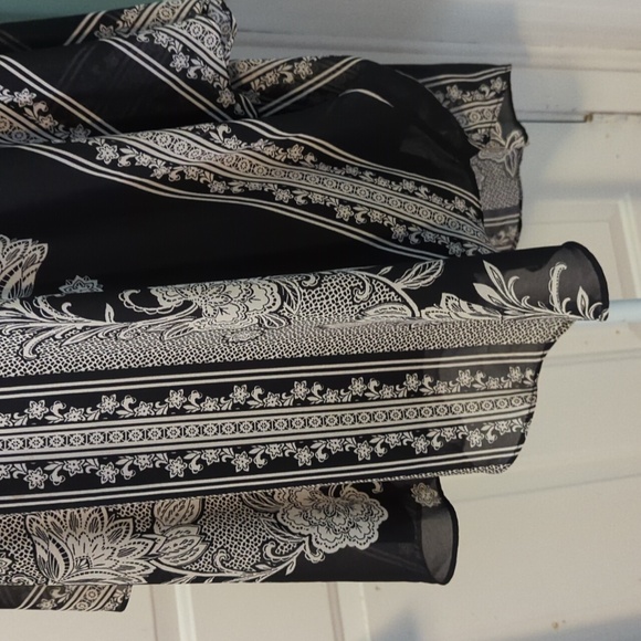 Roz & Ali 2X Black White Top Blouse Lined Abstract floral Design - Picture 3 of 10